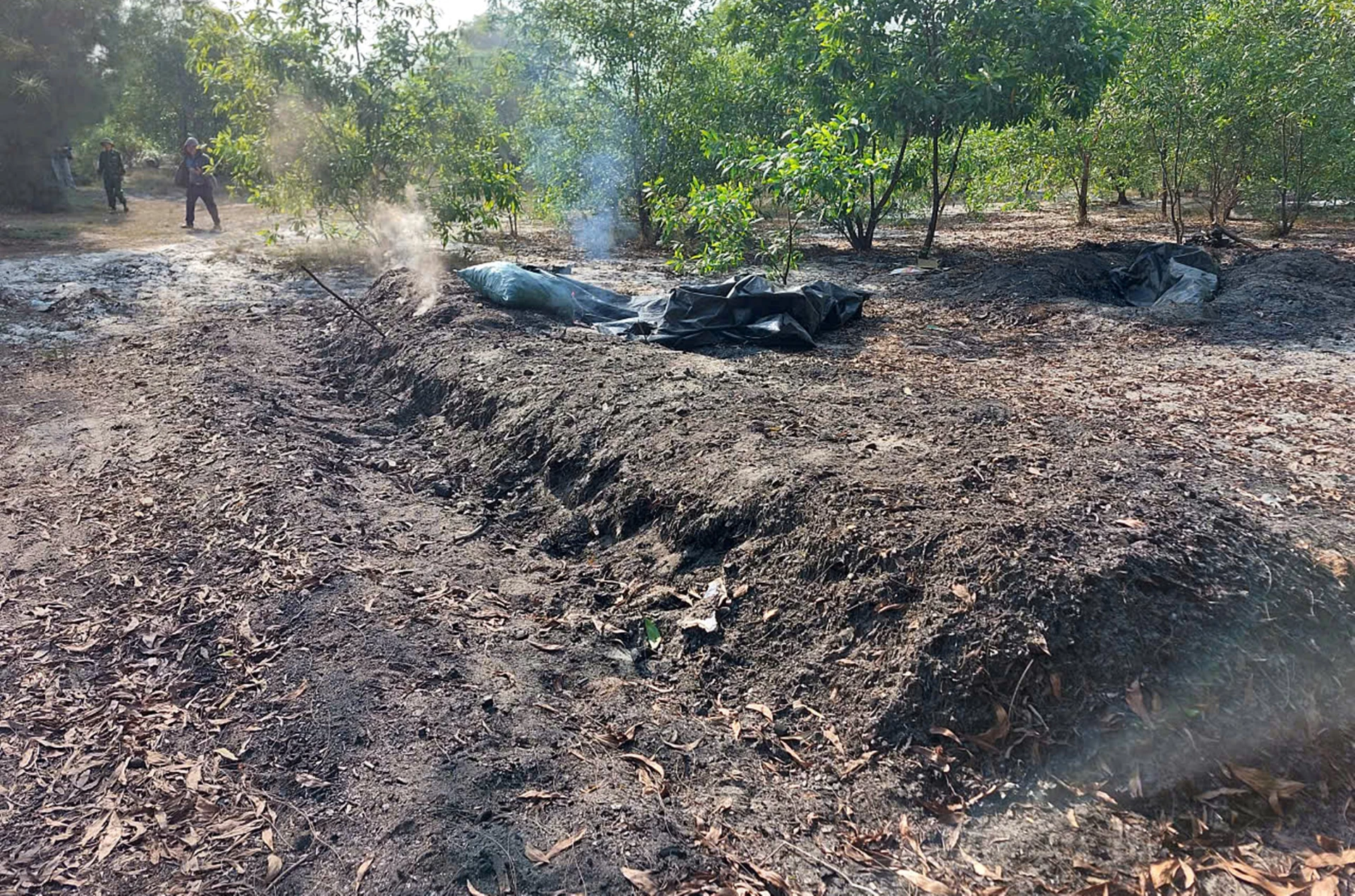 Xã Mỹ Thủy: Phát hiện và phá hủy 5 điểm đốt than trái phép