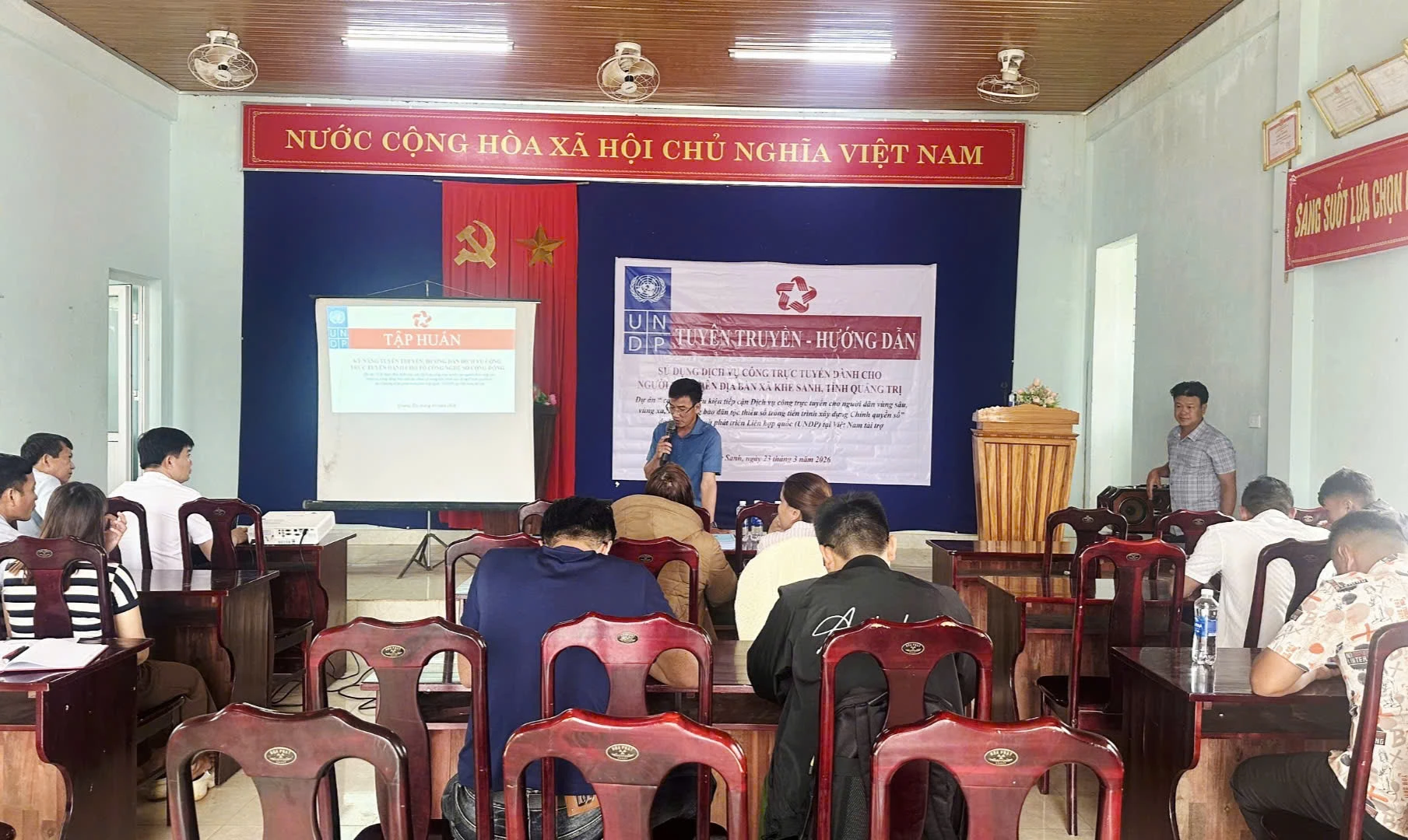 Quang cảnh lớp tập huấn kỹ năng tuyên truyền, hướng dẫn dịch vụ công trực tuyến tại xã Khe Sanh-Ảnh: K.S