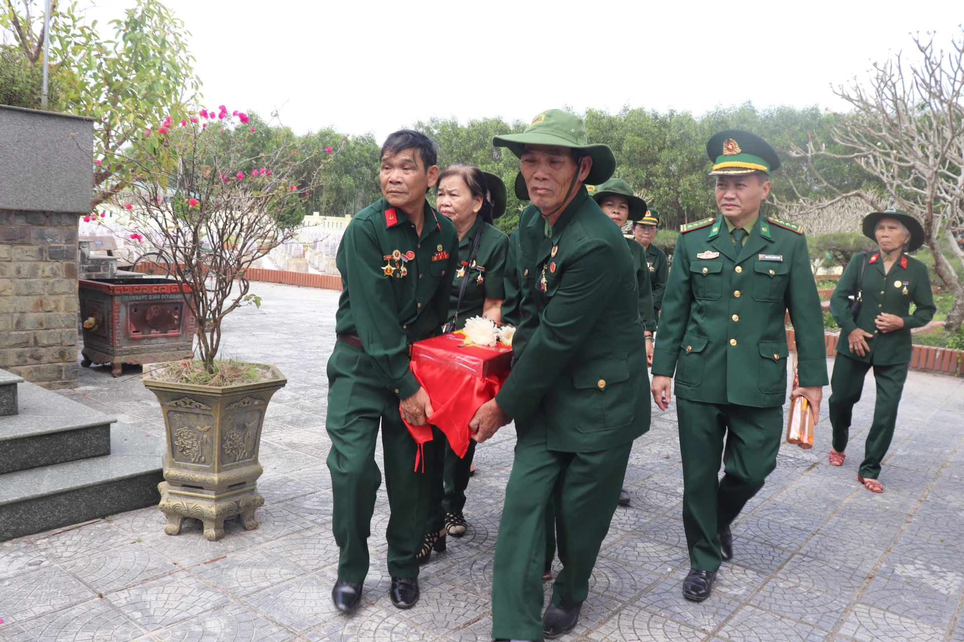 Hài cốt liệt sĩ Bùi Văn Thữa được đưa về quê hương trong một nghi thức trang trọng - Ảnh: T.P