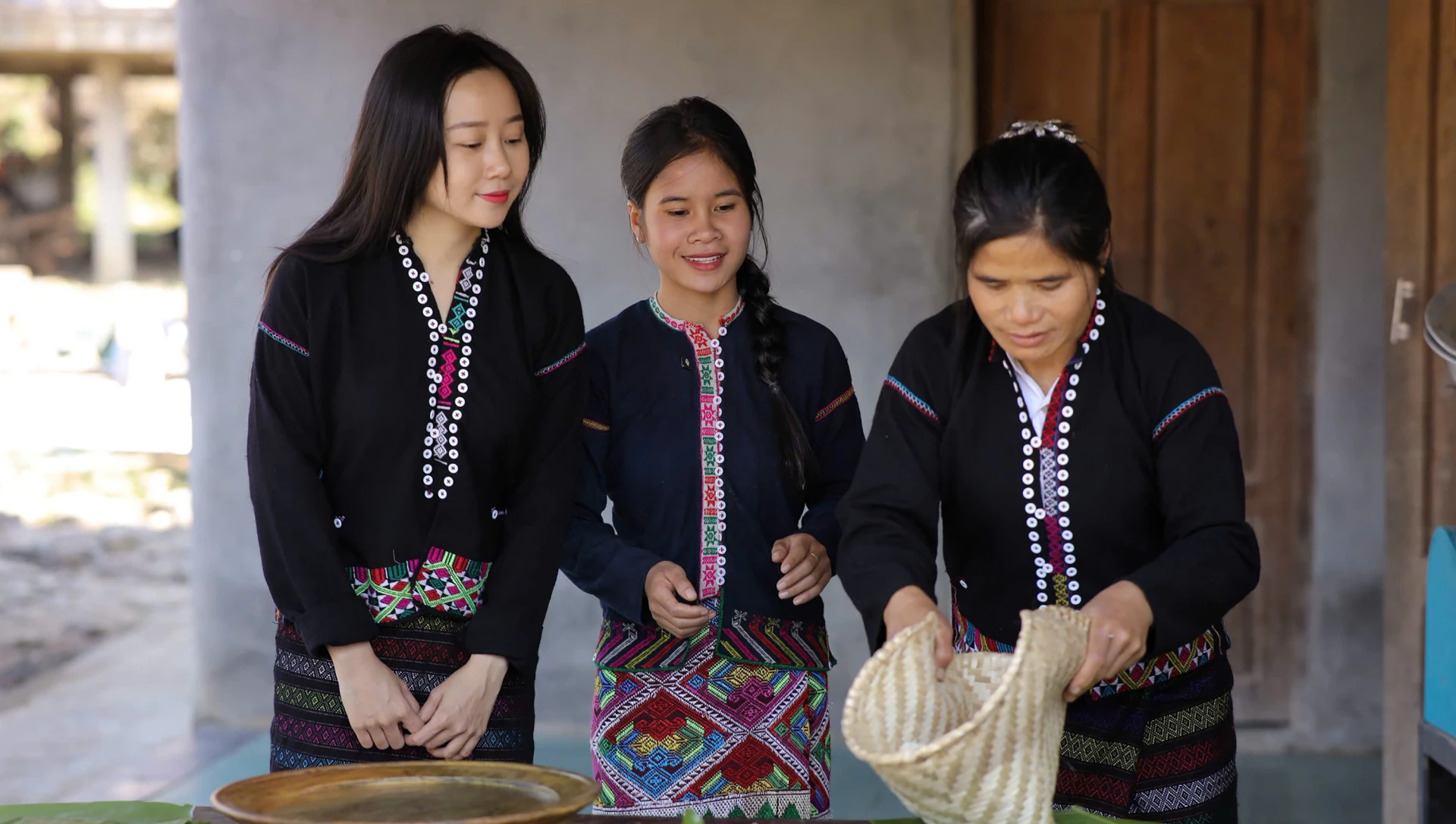 Hình ảnh: Hồ Thị Thiết (đứng giữa), biểu tượng thanh niên tiên phong trong phát triển du lịch cộng đồng gắn với bảo tồn văn hóa dân tộc - Ảnh: N.M