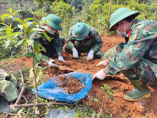 Xúc động! Phát hiện 3 hài cốt liệt sĩ Hướng Lập về với đất mẹ Thêm 3 hài cốt liệt sĩ được tìm thấy tại xã Hướng Lập