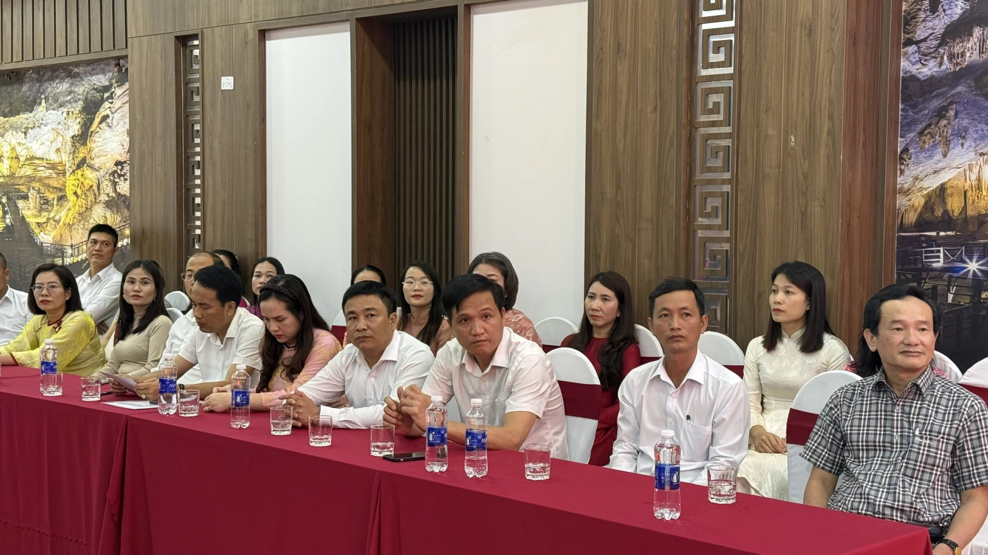 Các đại biểu tham dự - Ảnh: NL