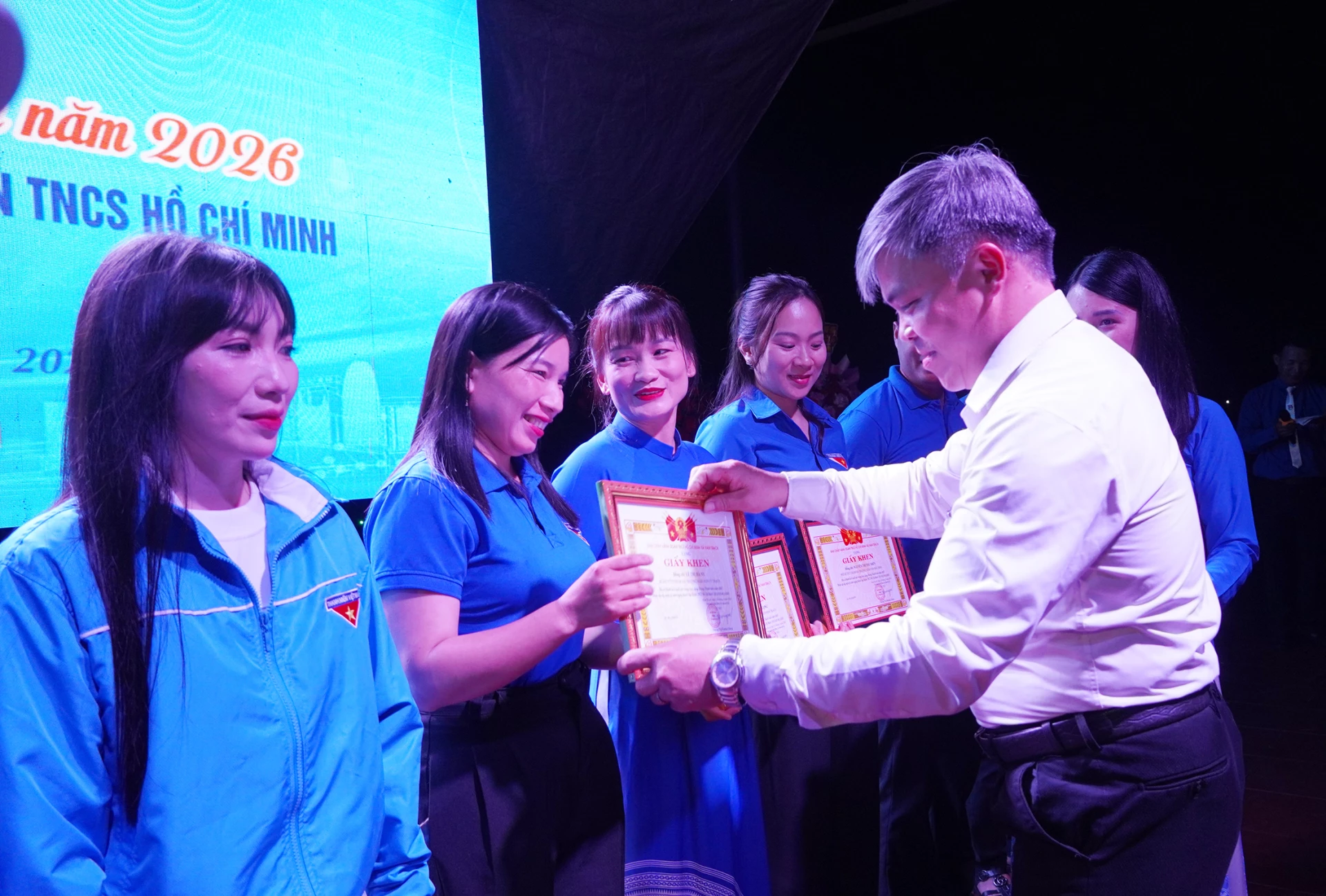 Đại diện lãnh đạo xã Nam Trạch tặng giấy khen tuyên dương các cán bộ Đoàn xuất sắc - Ảnh: L.M