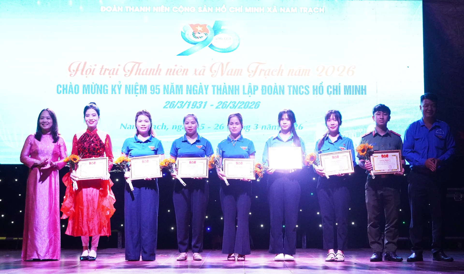 Đại diện lãnh đạo xã Nam Trạch, Đoàn xã Nam Trạch tặng giấy khen tuyên dương các cán bộ Đoàn xuất sắc - Ảnh: L.M