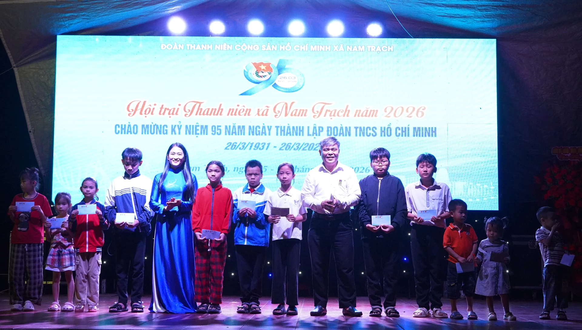 Đại diện lãnh đạo xã Nam Trạch, Đoàn xã Nam Trạch tặng quà cho các học sinh có hoàn cảnh khó khăn trên địa bàn xã - Ảnh: L.M