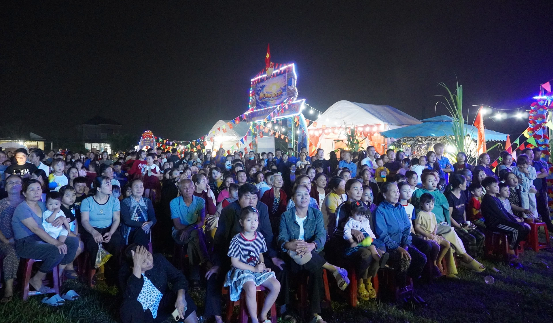 Đông đảo Nhân dân trên địa bàn xã tham gia chương trình hội trại - Ảnh: L.M