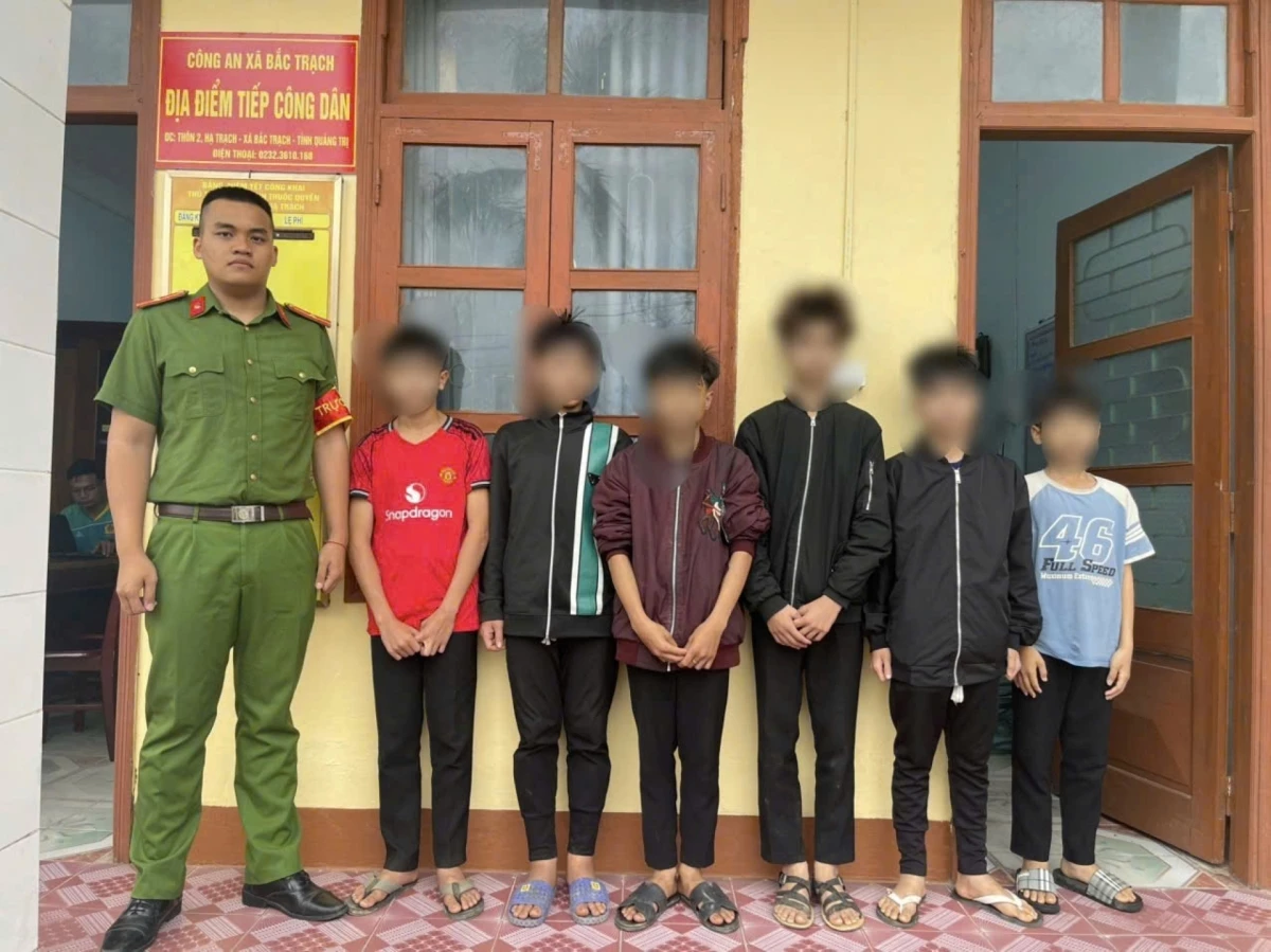 Công an triệu tập 6 em nhỏ liên quan vụ ném đá làm vỡ kính lái xe ô tô chạy trên cao tốc.