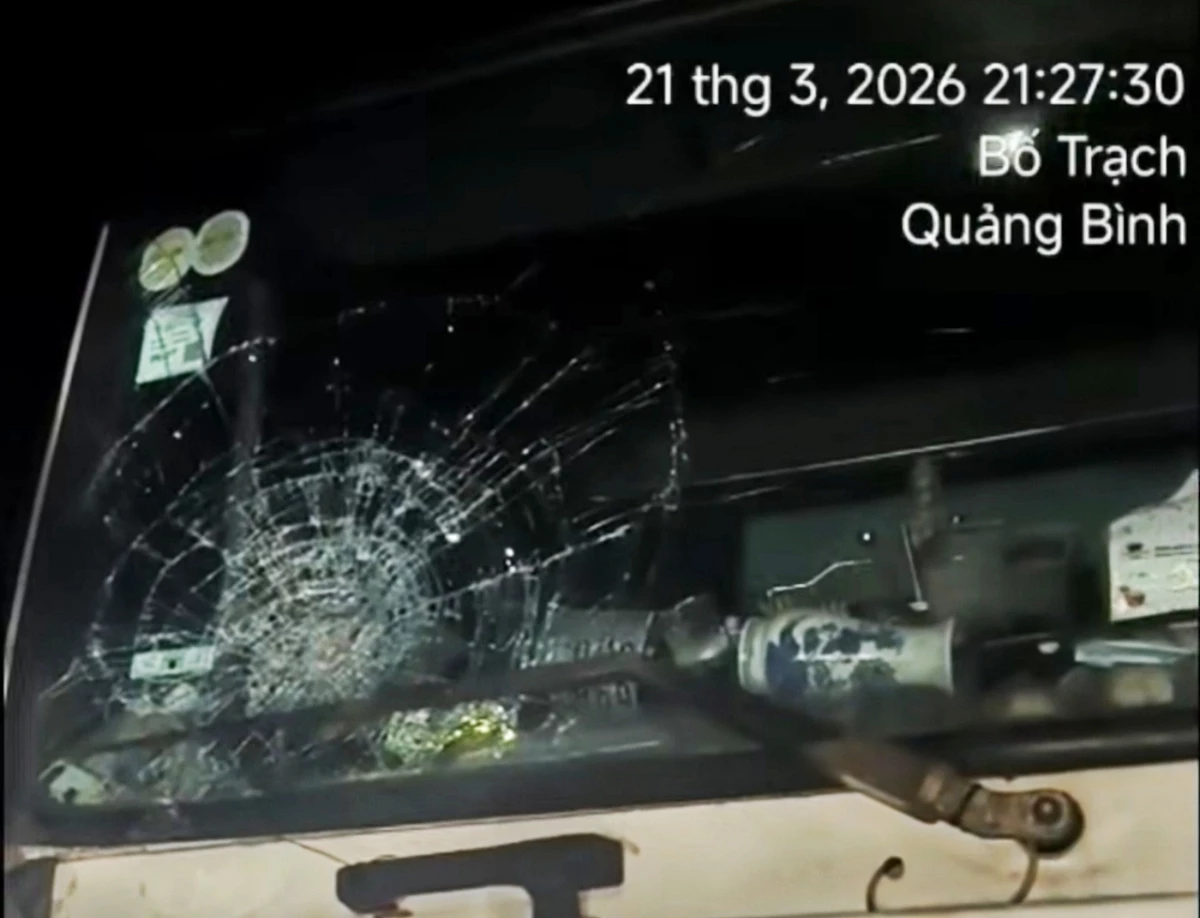 Kính lái của chiếc xe tải bị trúng đá gây ra nứt vỡ.