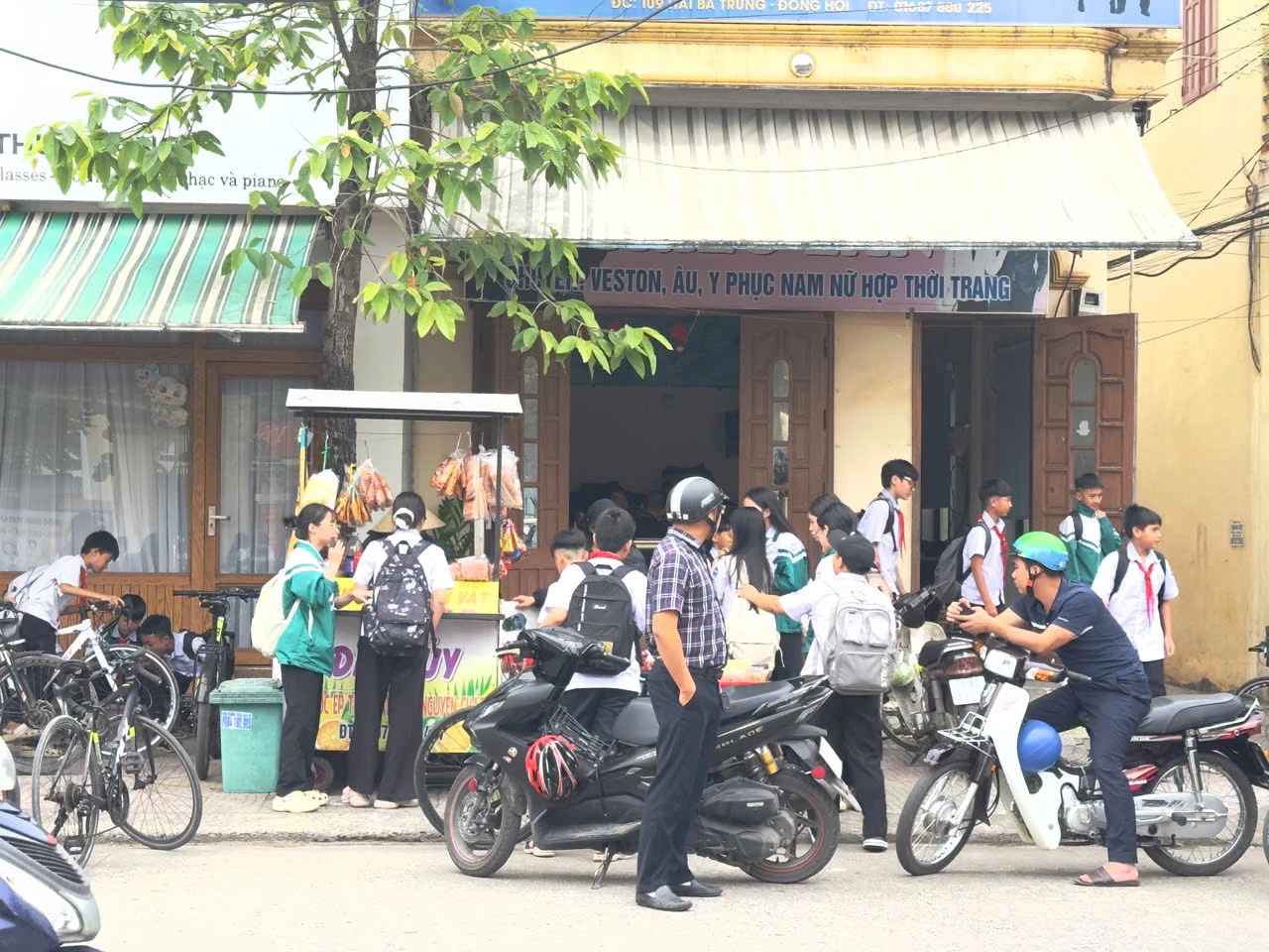 Đồ ăn vặt cổng trường: Hiểm họa sức khỏe, phụ huynh cảnh giác! Nỗi lo đồ ăn vặt trước cổng trường học