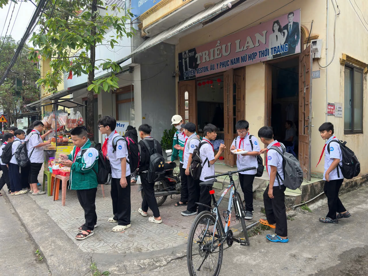 Thói quen ăn quà vặt trước cổng trường tiềm ẩn nguy cơ gây hại sức khỏe của học sinh - Ảnh: Thùy Trang