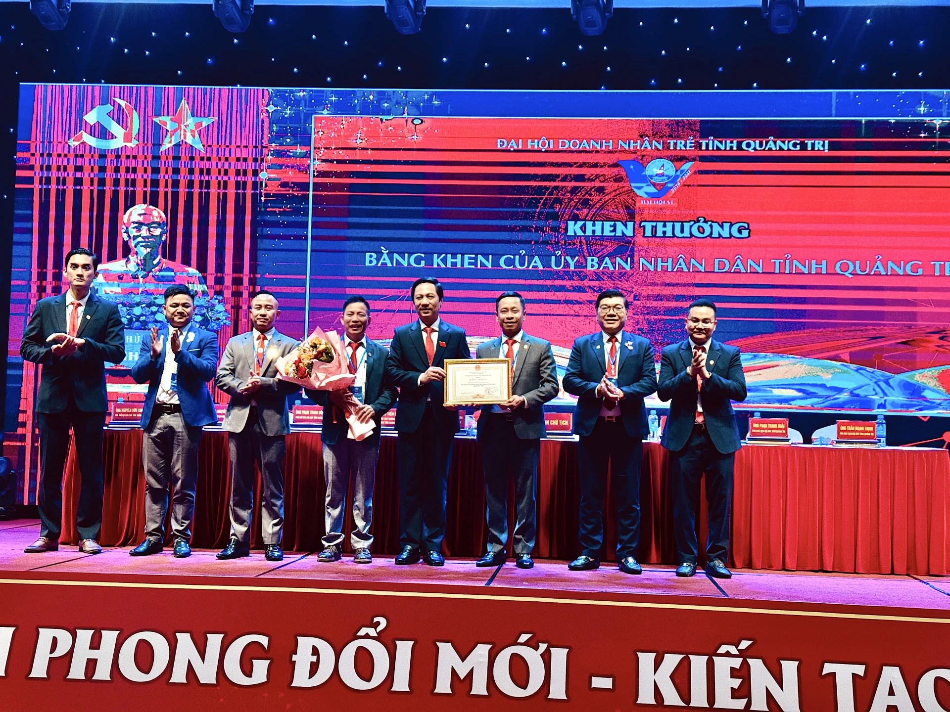 Đồng chí Hoàng Nam, Phó Chủ tịch Thường trực UBND tỉnh trao Bằng khen cho Hội doanh nhân trẻ tỉnh Quảng Trị vì đã có thành tích xuất sắc trong công tác hội và phong trào Doanh nhân trẻ nhiềm kỳ 2021 – 2026 - Ảnh: Quang Ngọc.