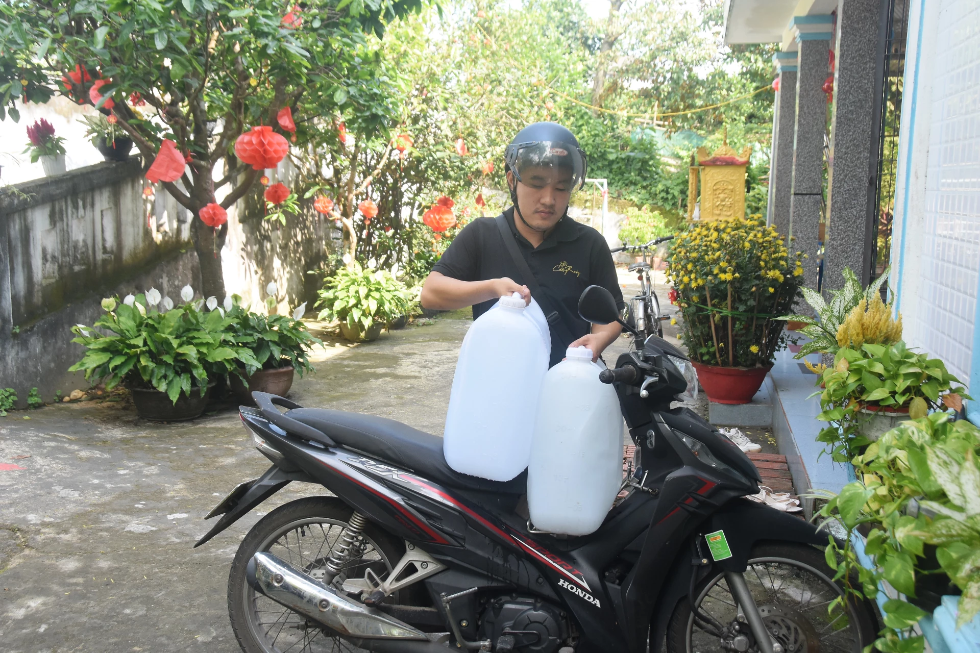 Anh Nguyễn Hải Cường, thôn Mỹ Chánh, xã Nam Hải Lăng, hằng ngày phải qua địa phận TP. Huế mua nước về dùng - Ảnh: Đ.V