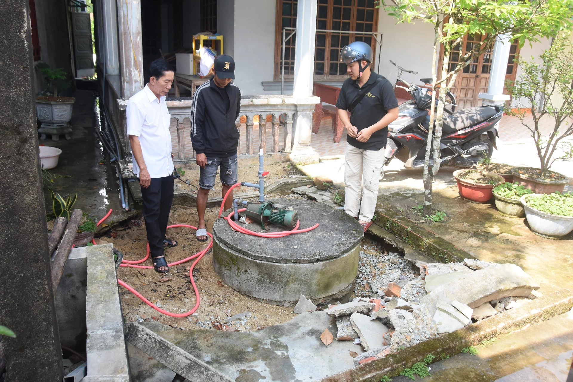 Nhiều gia đình ở thôn Mỹ Chánh đào giếng sâu xuống hàng chục mét nhưng vẫn bị nhiễm phèn - Ảnh: Đ.V