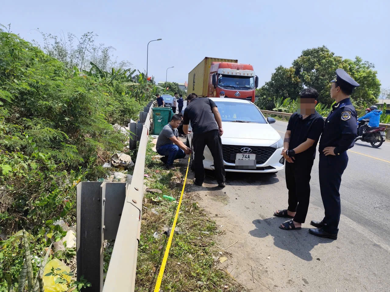 Lực lượng chức năng bắt giữ các đối tượng vận chuyển ma tuý cùng tang vật tại thôn Tân Trung, xã Tân Lập - Ảnh: L.T