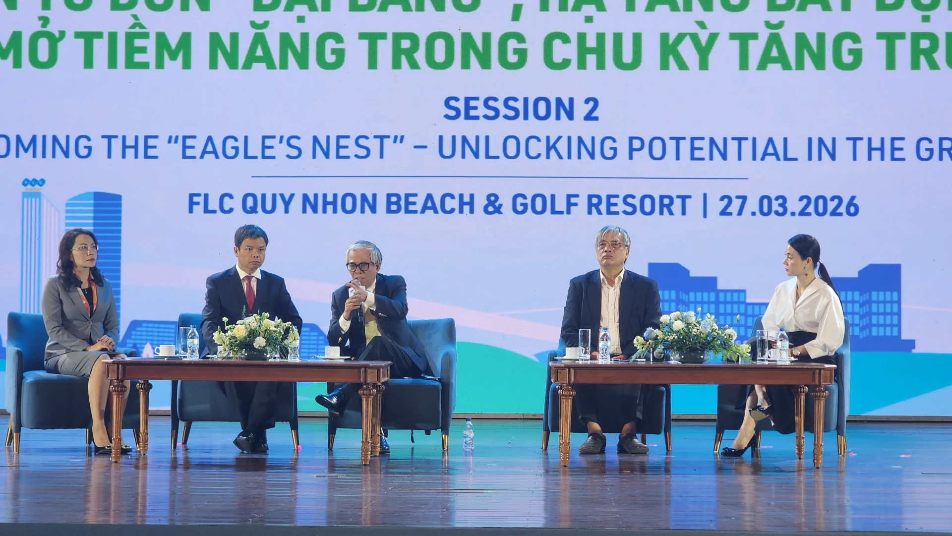 Nguyên Thứ trưởng Bộ Ngoại giao, Nguyên Đại sứ Việt Nam tại Hoa Kỳ Phạm Quang Vinh (ngồi giữa) phát biểu tại phiên thảo luận 