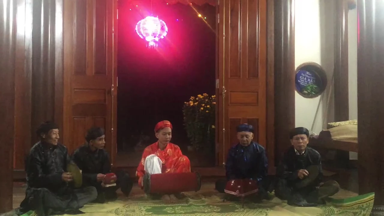 Đội sắc bùa thực hiện nghi thức chúc Tết tại một gia đình vào đêm giao thừa - Ảnh: N.M.P