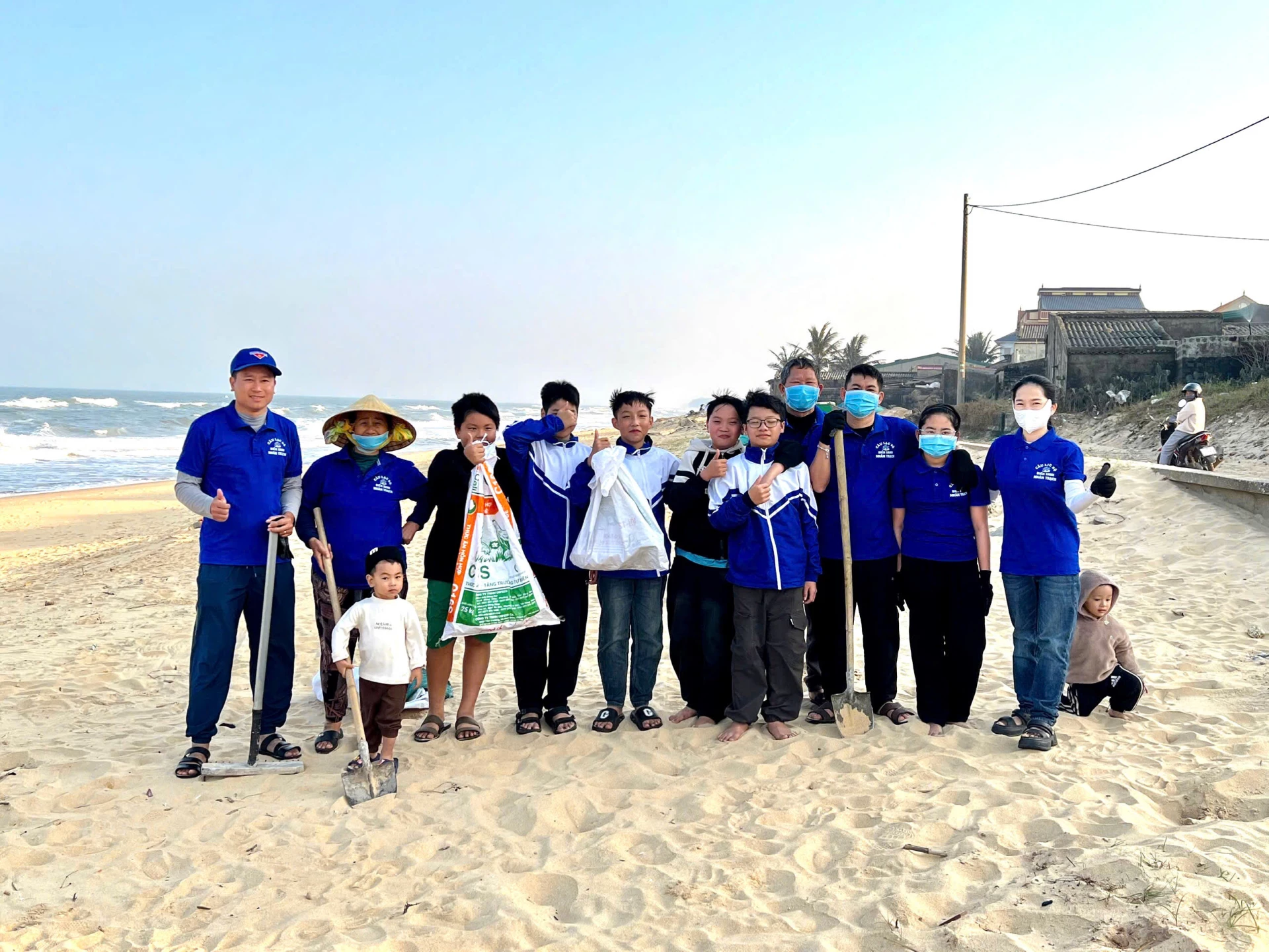 Câu lạc bộ Biển xanh Nhân Trạch thu hút nhiều thành viên ở các lứa tuổi tham gia - Ảnh: Đ.N