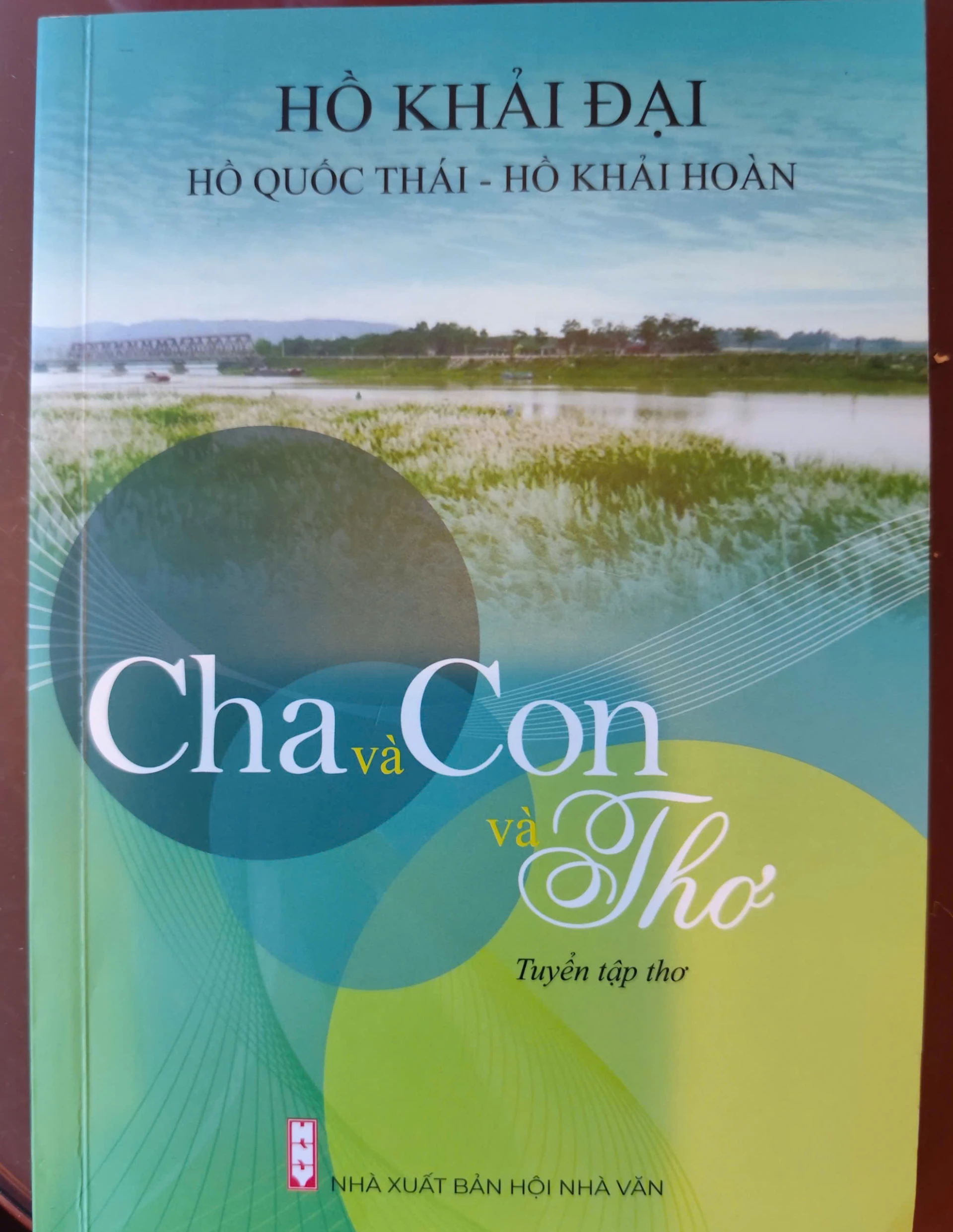 Bìa tác phẩm thơ của 3 cha con nhà thơ Hồ Khải Đại -Ảnh: Đ.H