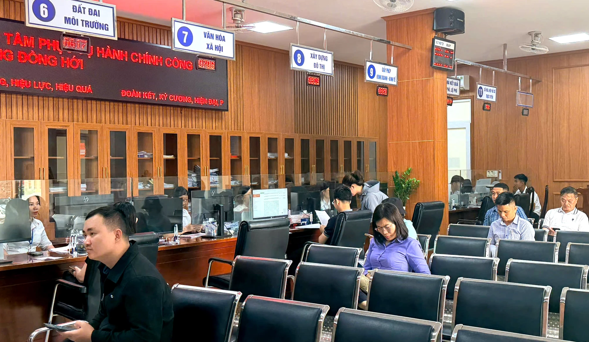 Cảnh quan giao dịch nhộn nhịp tại Trung tâm Phục vụ hành chính công phường Đồng Hới, phản ánh hiệu quả cải cách - Ảnh: H.Tr