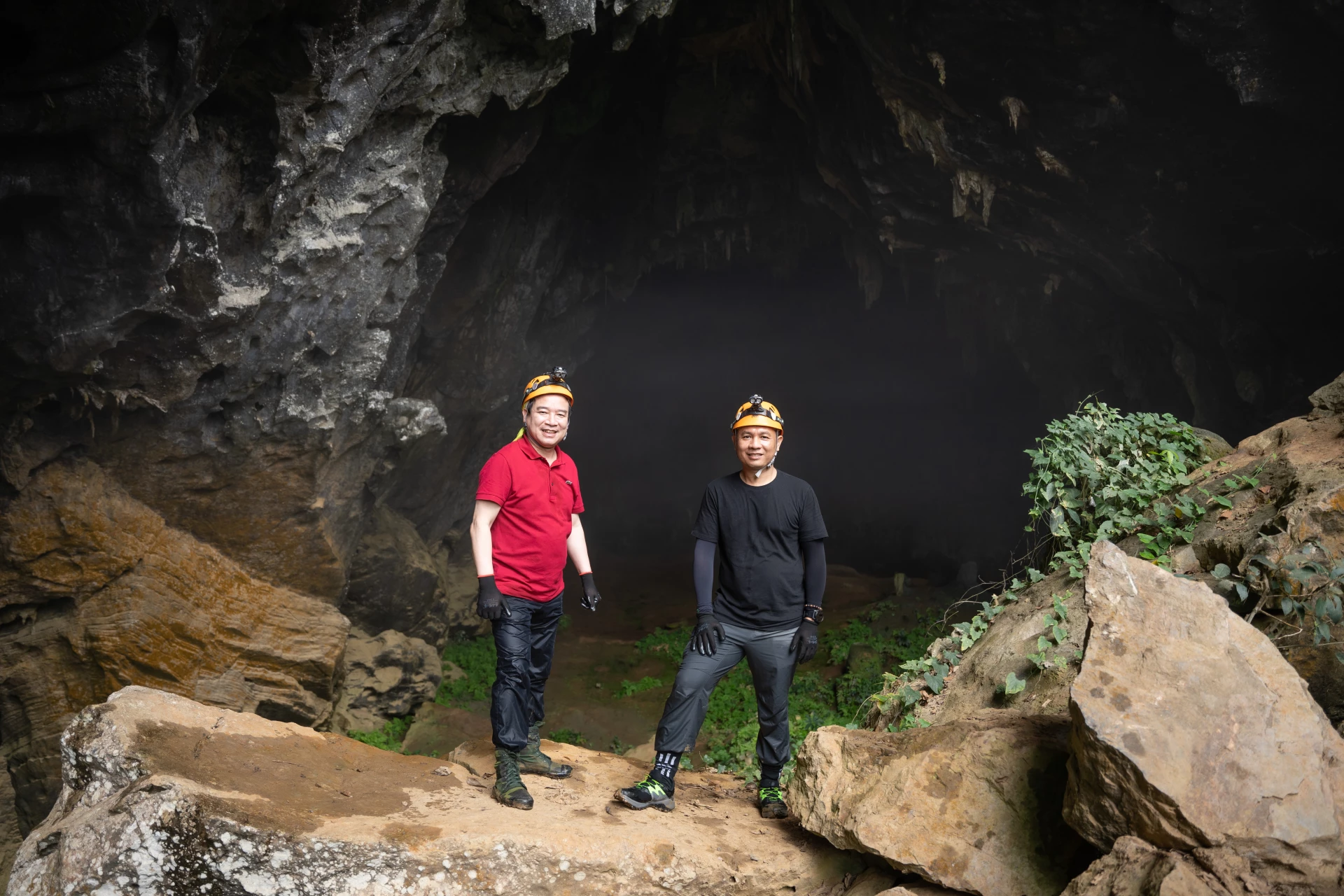 Ông Hà Văn Siêu (bên trái) tham gia khám phá hệ thống hang động Tú Làn - Ảnh: Oxalis