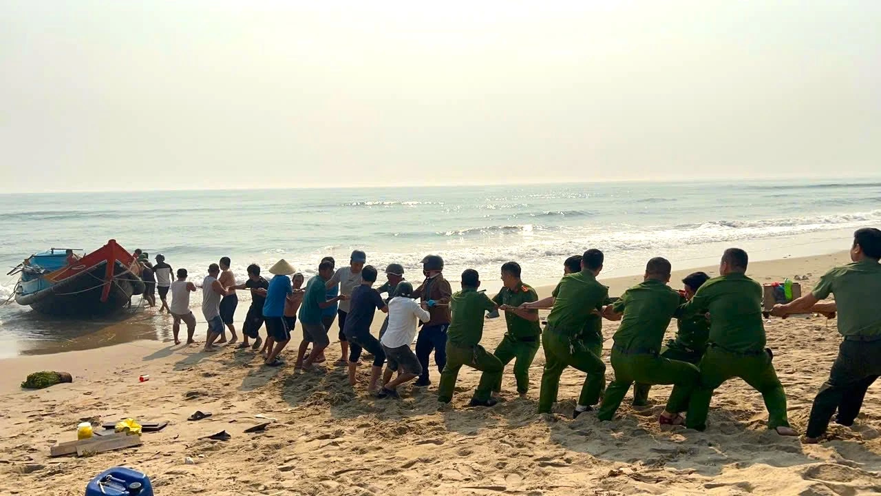 Thuyền đánh cá của ngư dân bị gặp nạn gần bờ biển xã Đông Trạch - Ảnh: T.L