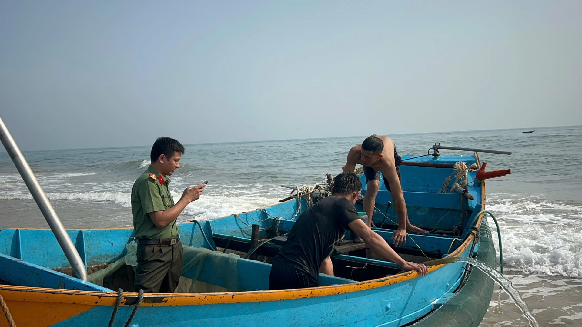 Ngư dân và thuyền đánh cá đã vào bờ an toàn nhờ sự hỗ trợ kịp thời từ người dân và lực lượng chức năng - Ảnh: T.L