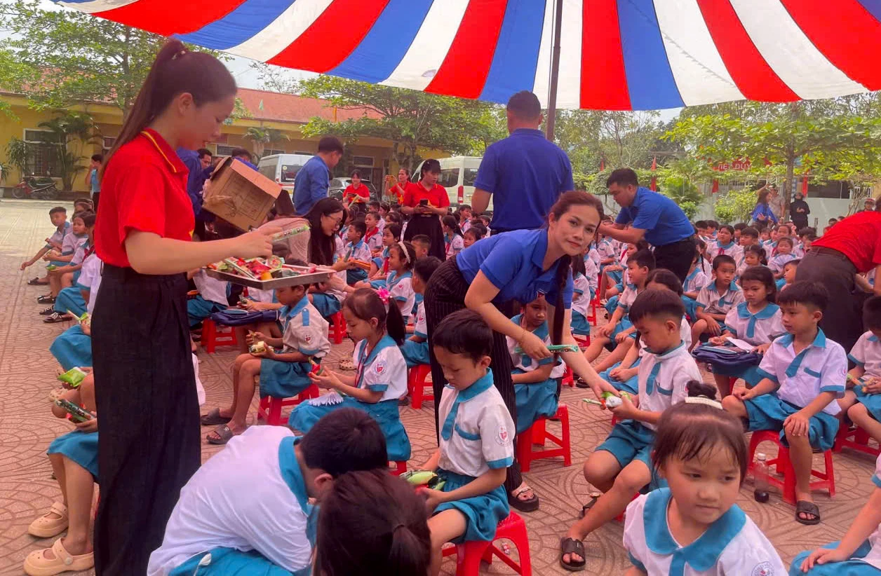 Tuổi trẻ phường Đồng Hới thiết lập cầu nối yêu thương, động viên và trao gửi quà tặng ý nghĩa đến các em học sinh vùng biên giới.