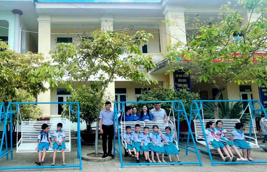 Hình ảnh công trình măng non “Sân chơi cho em” đã hoàn thiện, mang lại niềm vui cho các em nhỏ.