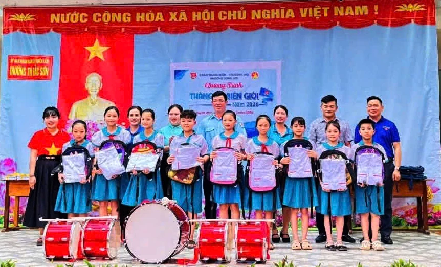 Học sinh Trường Tiểu học Bắc Sơn (xã Tuyên Lâm) hân hoan đón nhận bộ trống Đội và trang phục nghi thức Đội mới.