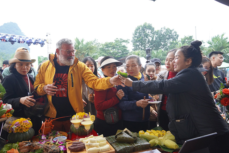 Du khách hào hứng tham quan, thưởng thức các món ăn trình diễn tại hội thi.