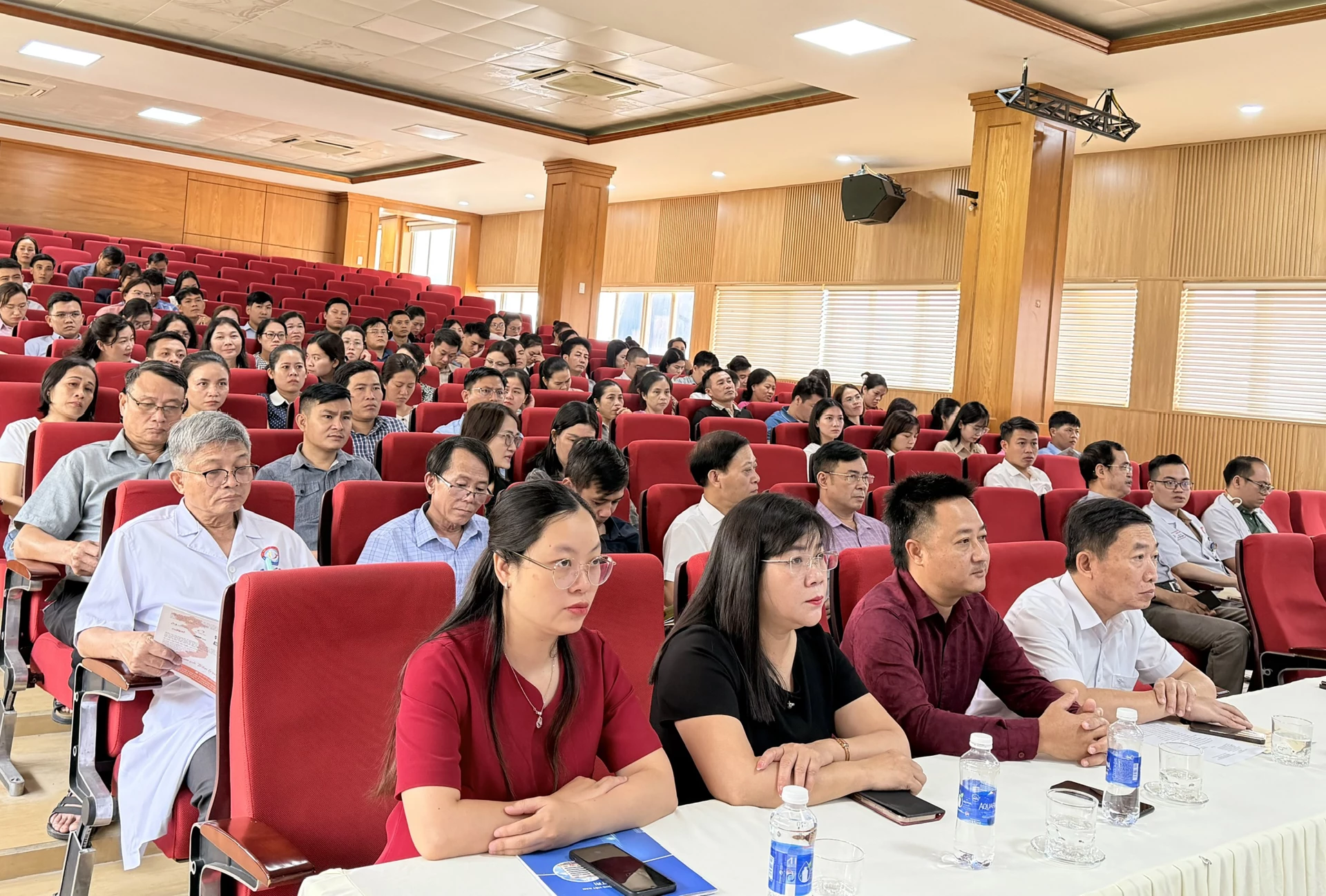 Đông đảo đại biểu tham dự buổi tập huấn quan trọng.