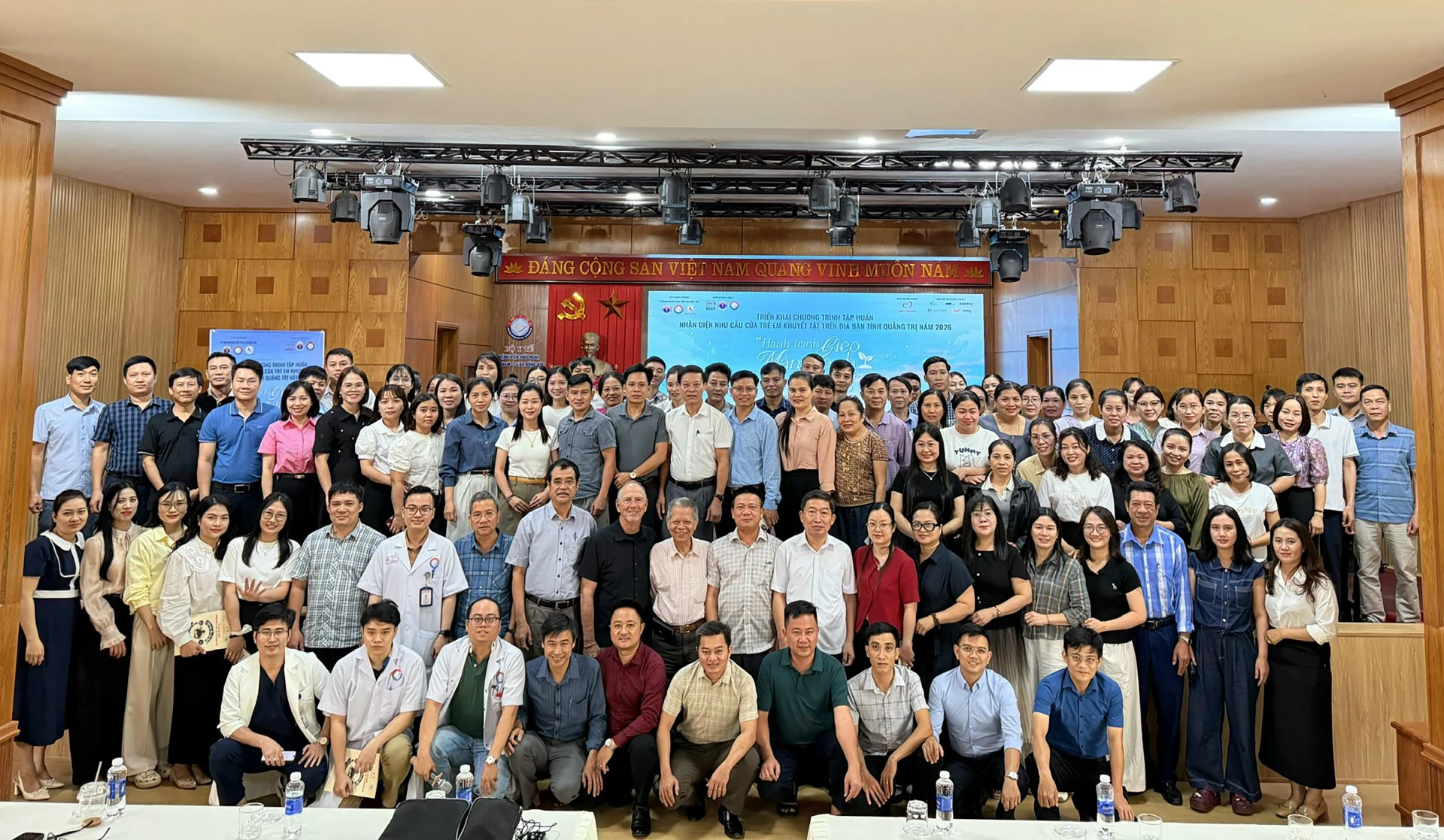 Các học viên chăm chú theo dõi nội dung tập huấn.