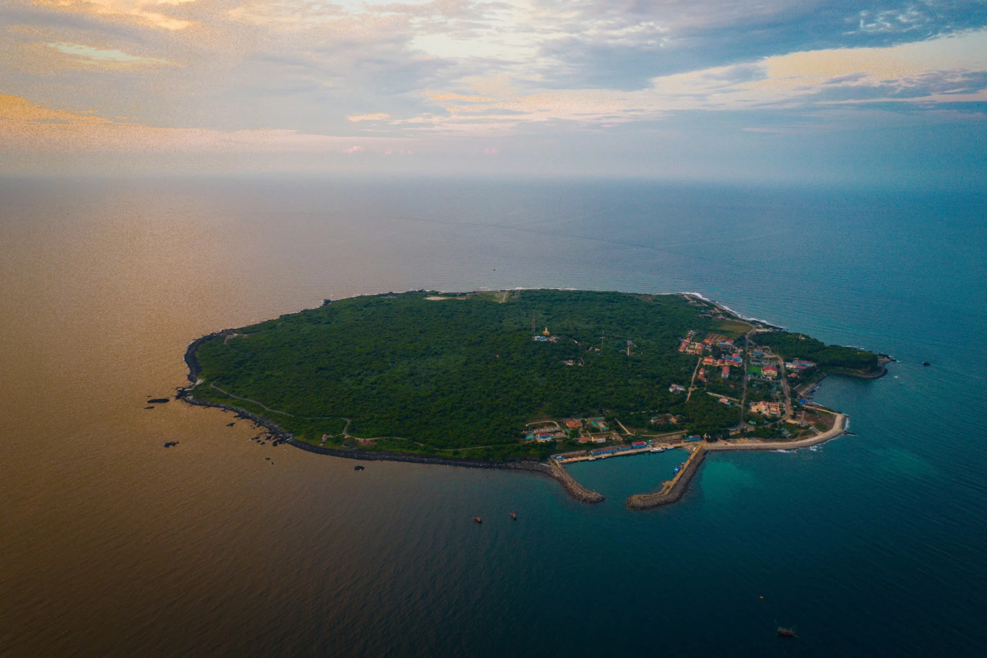 Khi cả hệ thống chính trị cùng làm du lịch