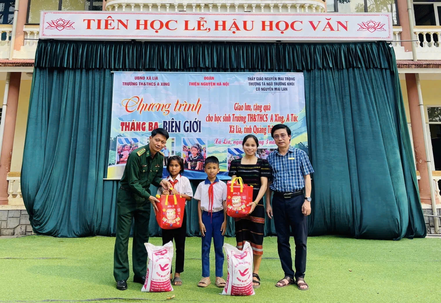 855 suất quà tiếp sức học sinh vùng biên giới