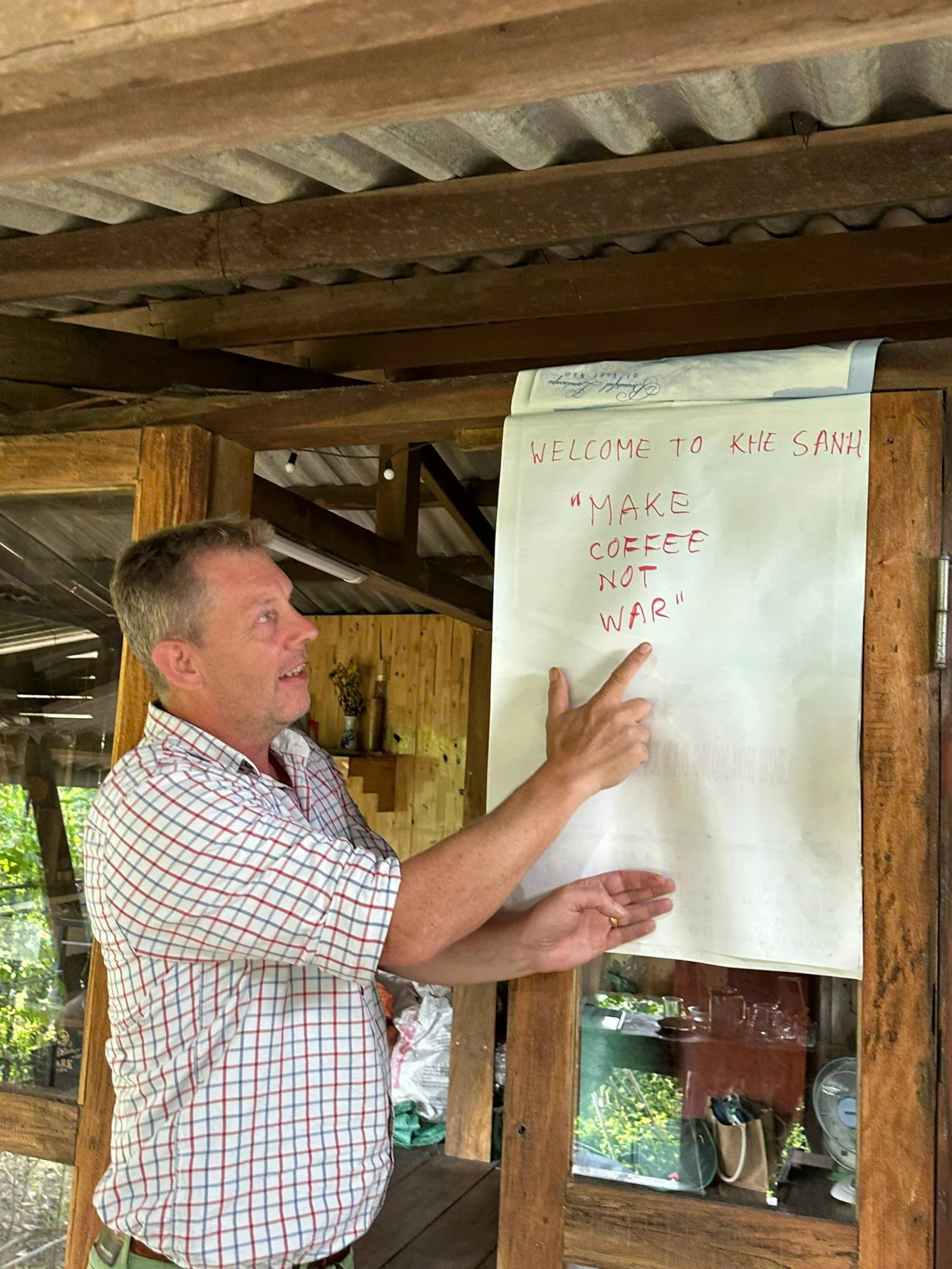 Khẩu hiệu 'Make coffee, not war' được ông Harro đề xuất nhằm quảng bá và tiếp thị cho du lịch cà phê Khe Sanh - Ảnh: H.L