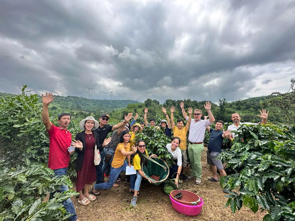 Ông Harro Boekhold (thứ ba từ phải sang) trong chuyến trải nghiệm tour cà phê Khe Sanh - Ảnh: H.L