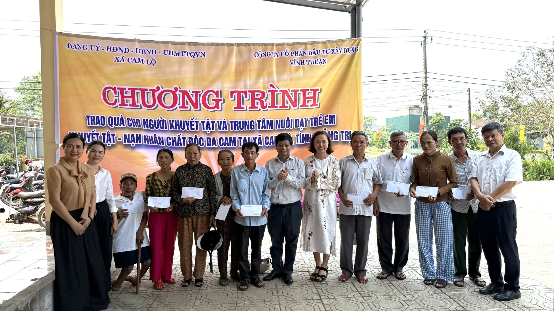 Những phần quà ý nghĩa giúp đỡ người khuyết tật có thêm niềm tin vượt qua những khó khăn - Ảnh: Hoàng Hùng