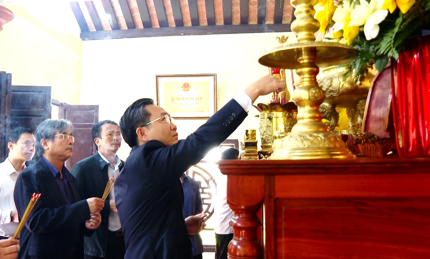 Phó Chủ tịch UBND tỉnh Hoàng Xuân Tân dâng hương tại Nhà thờ Hoàng Kế Viêm, xã Quảng Ninh - Ảnh: T.L