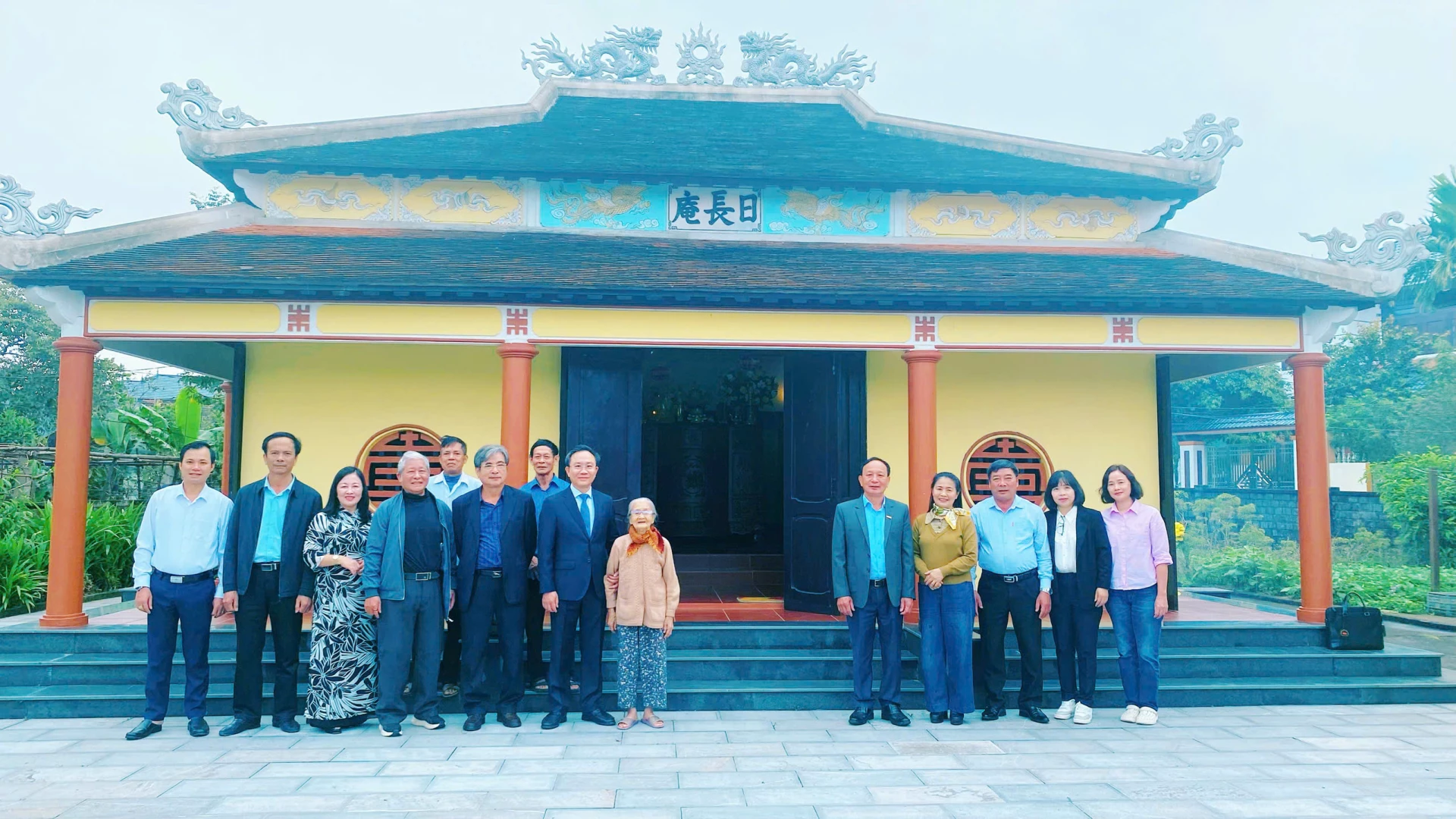 Phó Chủ tịch UBND tỉnh Hoàng Xuân Tân cùng đoàn công tác tại quần thể Di tích lịch sử quốc gia Mộ và Nhà thờ Hoàng Kế Viêm - Ảnh: T.L