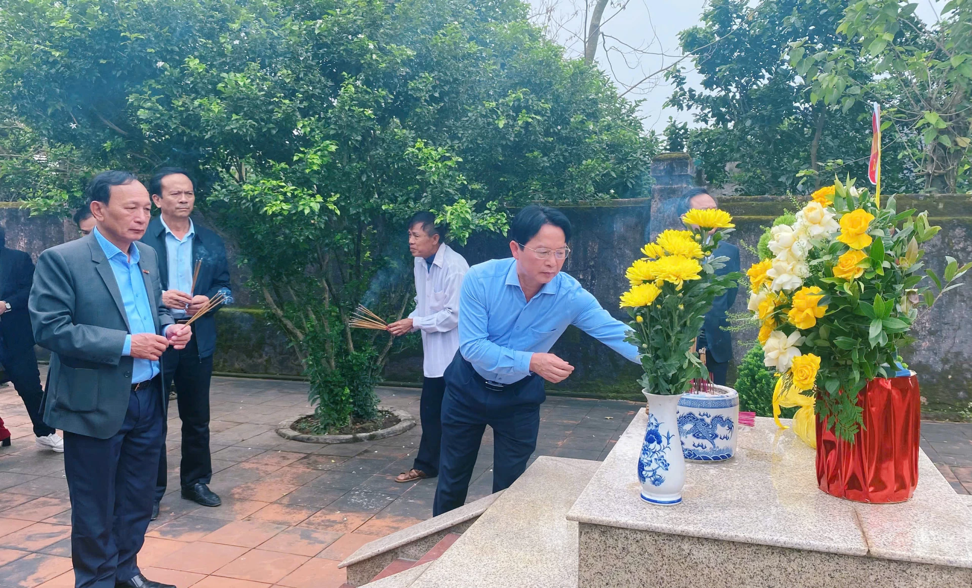 Đoàn công tác thành kính dâng hương tại mộ danh tướng Hoàng Kế Viêm - Ảnh: T.L