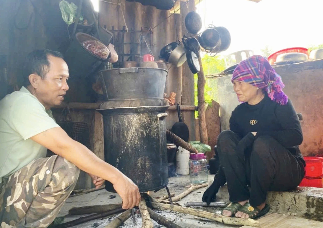 Vợ chồng ông Hồ Văn Hai duy trì nghề nấu rượu men lá truyền thống của đồng bào Vân Kiều - Ảnh: K.S
