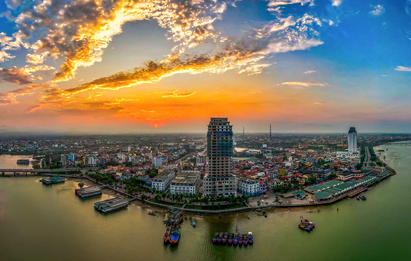 Đồng Hới đẹp thêm trong ánh hoàng hôn.