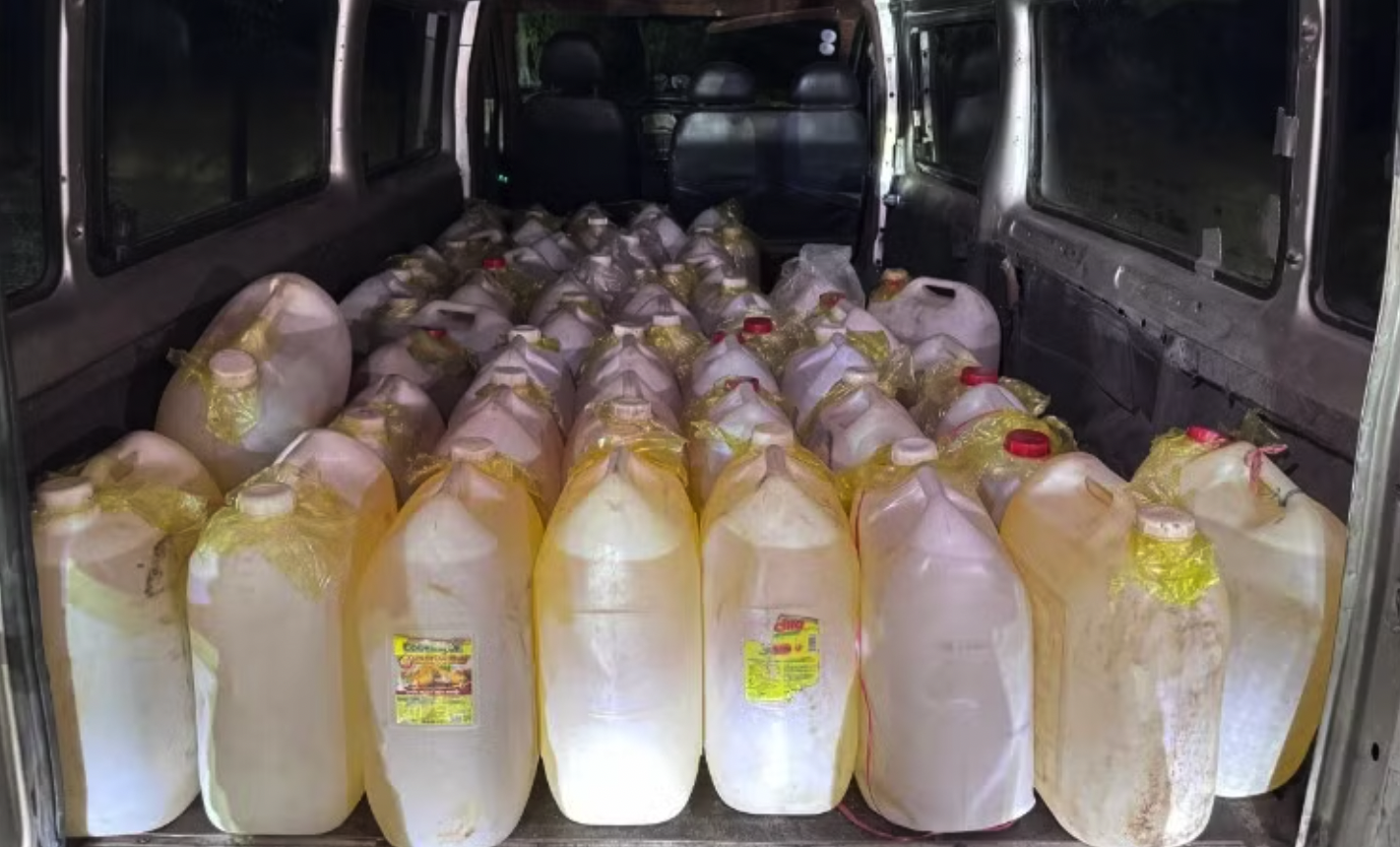 Ô-tô tải chở hàng chục can nhựa đựng xăng vận chuyển trái phép qua biên giới.