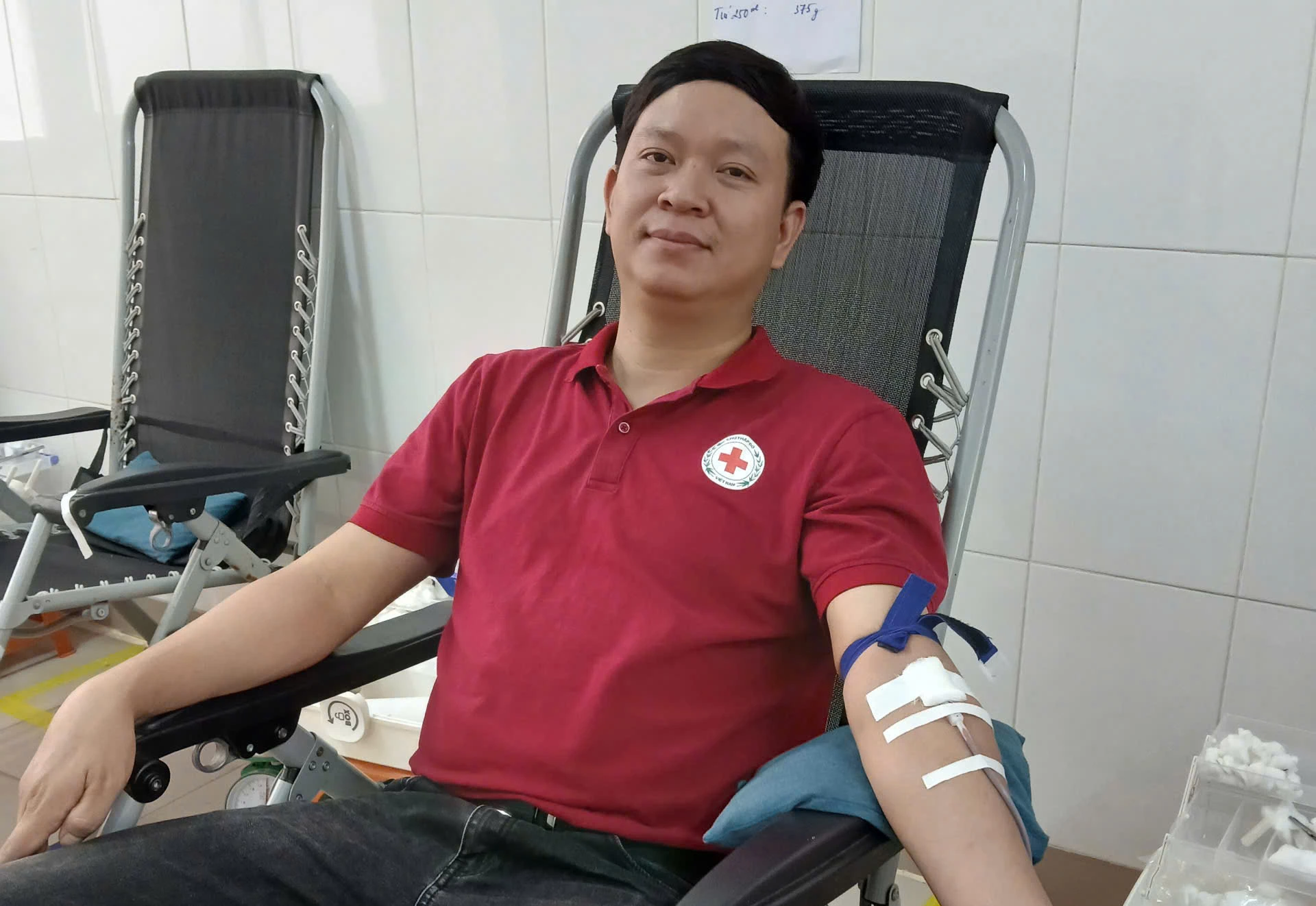 Anh Nguyễn Xuân Dương, người đã 54 lần hiến máu tình nguyện, lan tỏa thông điệp Mỗi giọt máu cho đi, một cuộc đời ở lại - Ảnh: N.M