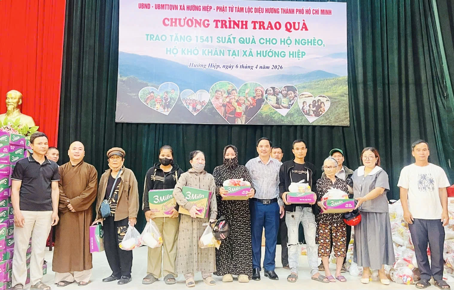 Trao tặng quà cho người dân có hoàn cảnh khó khăn tại xã Hướng Hiệp-Ảnh: K.S