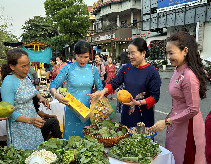 Đại biểu tham quan các gian hàng