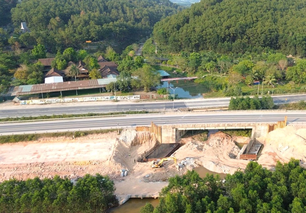 Tuyến cao tốc Cam Lộ-La Sơn hiện đang được thi công mở rộng.