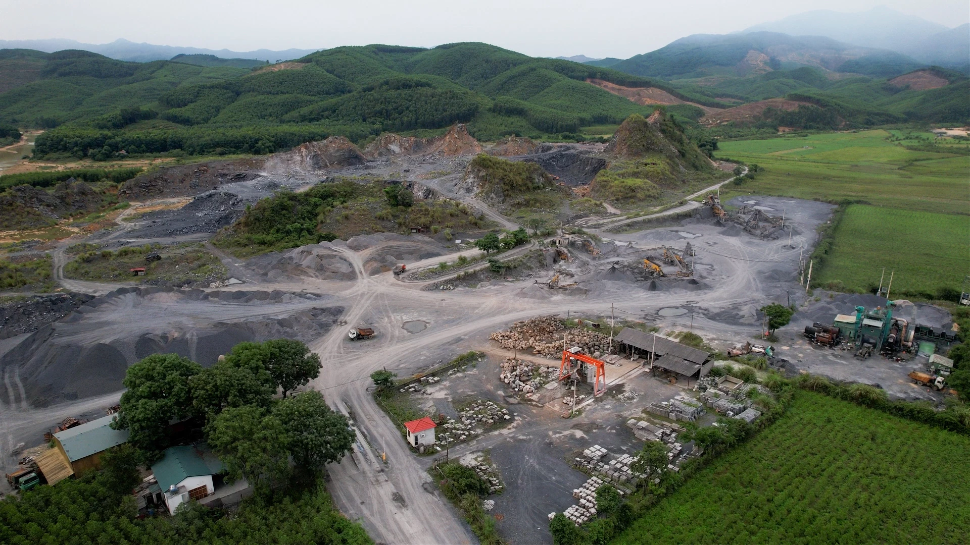 Một điểm khai thác đá nằm cạnh Km 27, Quốc lộ 9 thuộc xã Hiếu Giang đang hoạt động - Ảnh: L.T