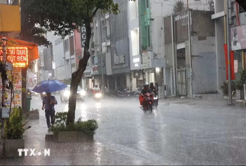 Cơn mưa lớn bất chợt trên đường Hồ Văn Huê, phường Đức Nhuận, chiều 2/5. (Ảnh minh họa: Hồng Đạt/TTXVN)