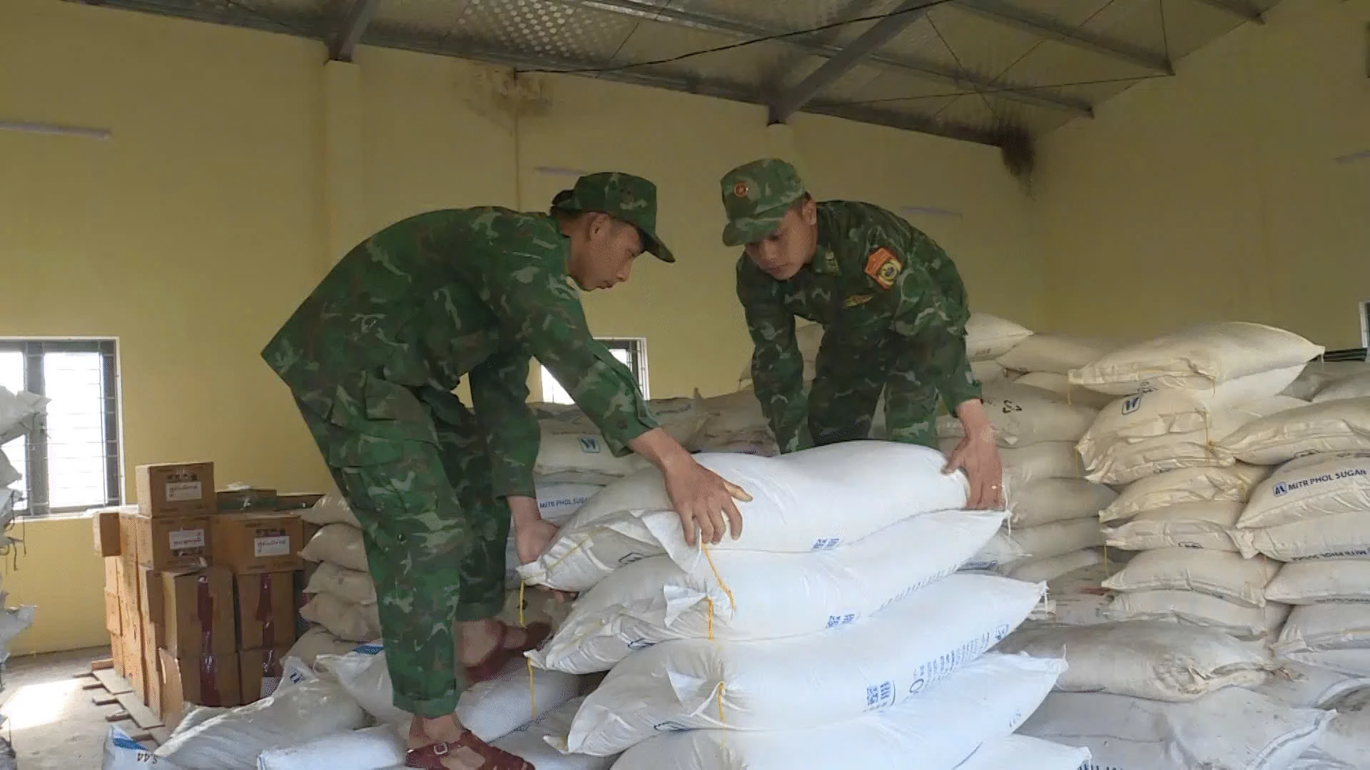 Bộ đội Biên phòng tỉnh Quảng Trị phát hiện, thu giữ một lô hàng đường kính Thái Lan nhập lậu - Ảnh: Phan Khiêm